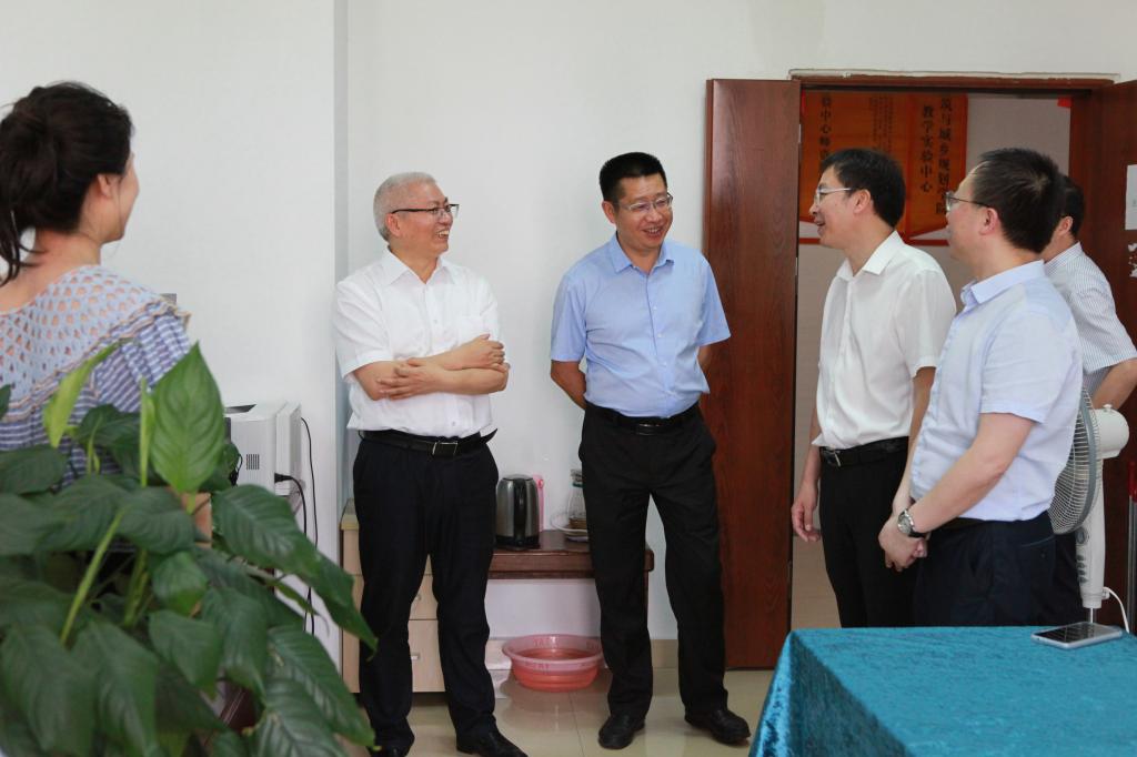 吴德到都江堰校区调研