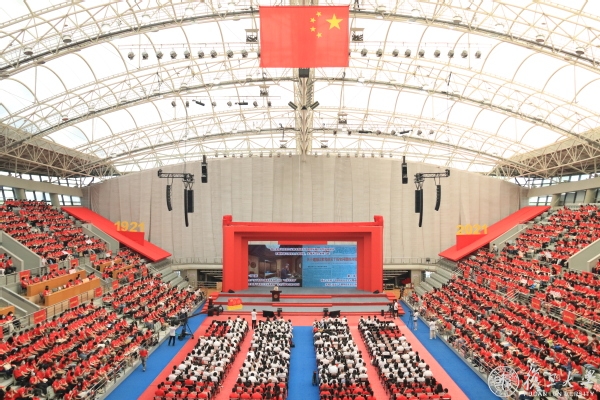 五史相辉映，初心照百年！这堂主题党课，焦扬带领4600余名复旦共产党员回望百年奋斗路，眺望前方奋进路