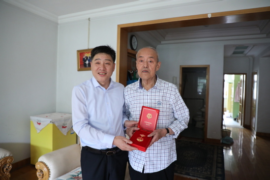 西北师大校领导看望慰问老党员