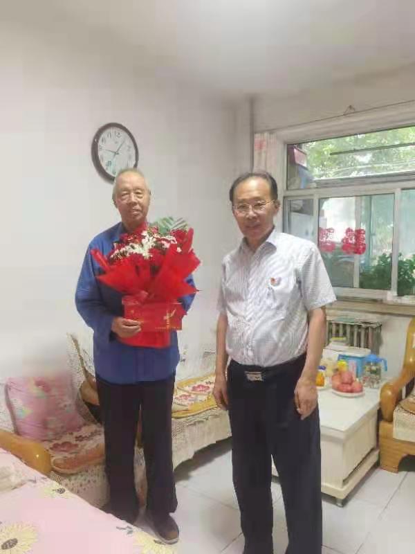 校领导“七一”走访慰问困难党员与特困群众