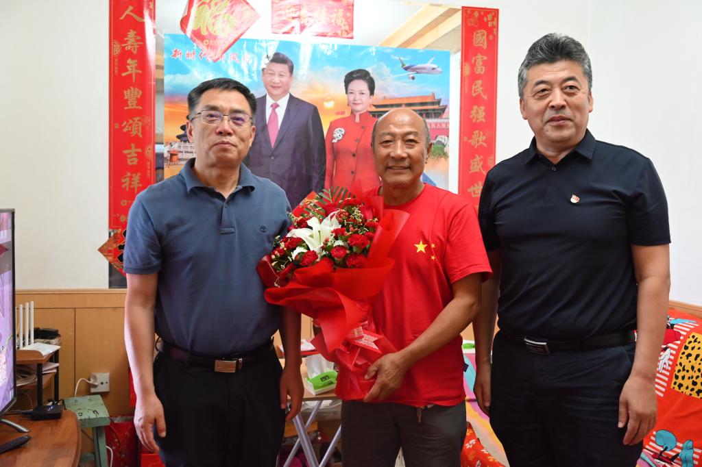 省委教育工委领导来校进行七一慰问