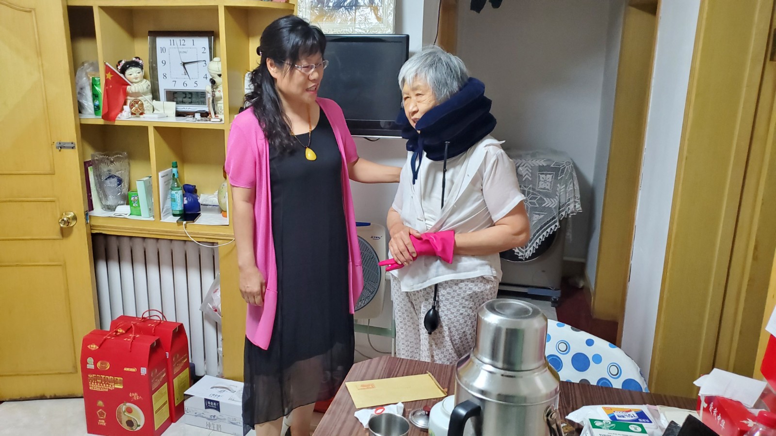 小幼医党委七一前开展党员慰问活动