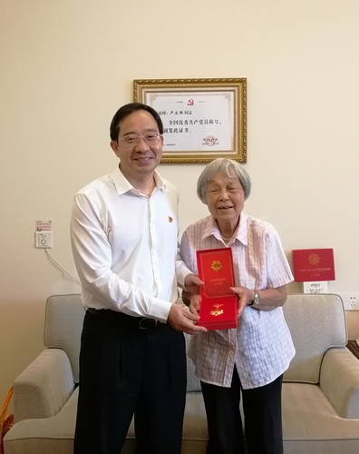 学校党委开展“七一”慰问活动