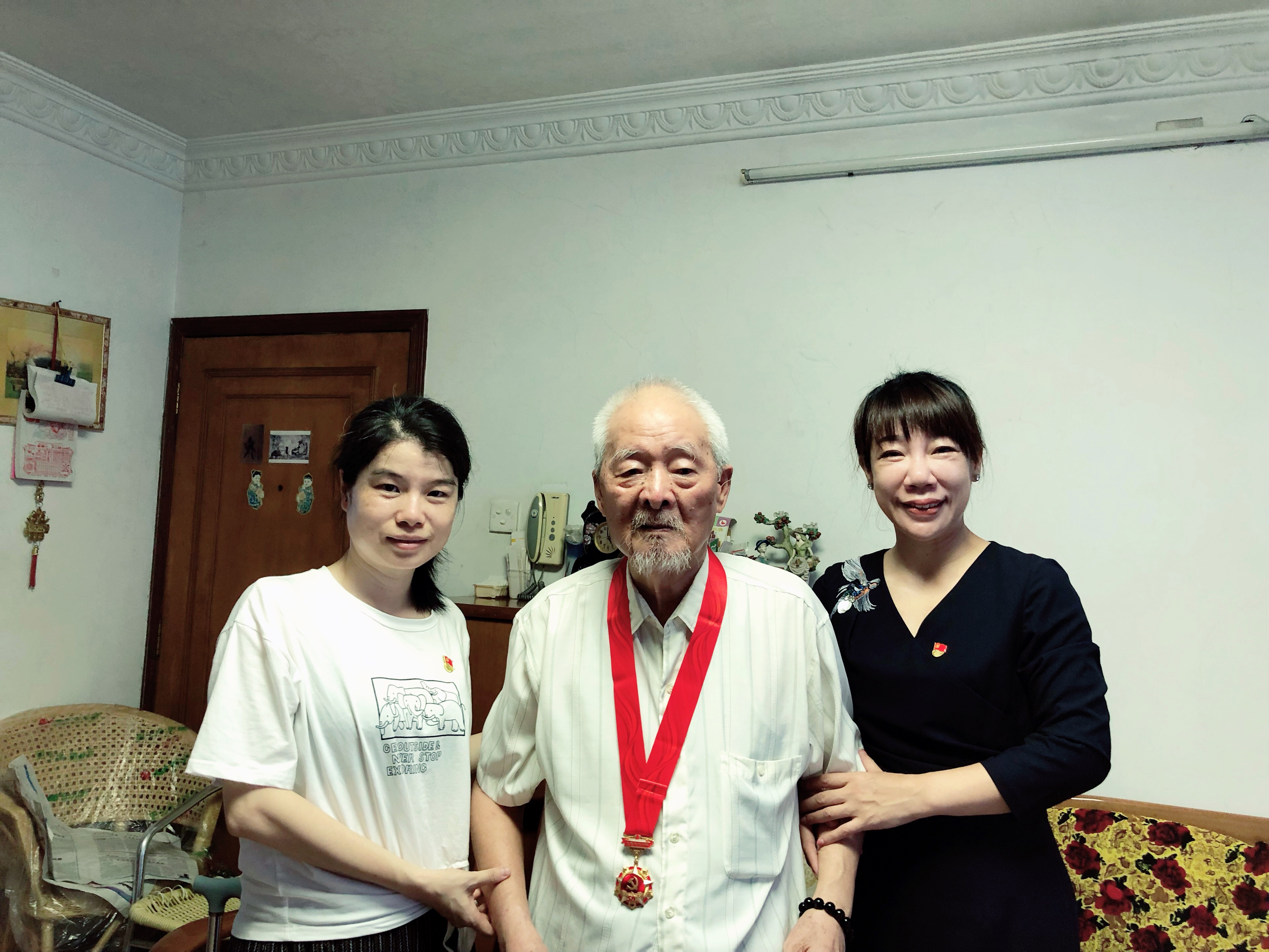 出版社开展“七一”慰问活动颁发珍贵纪念章