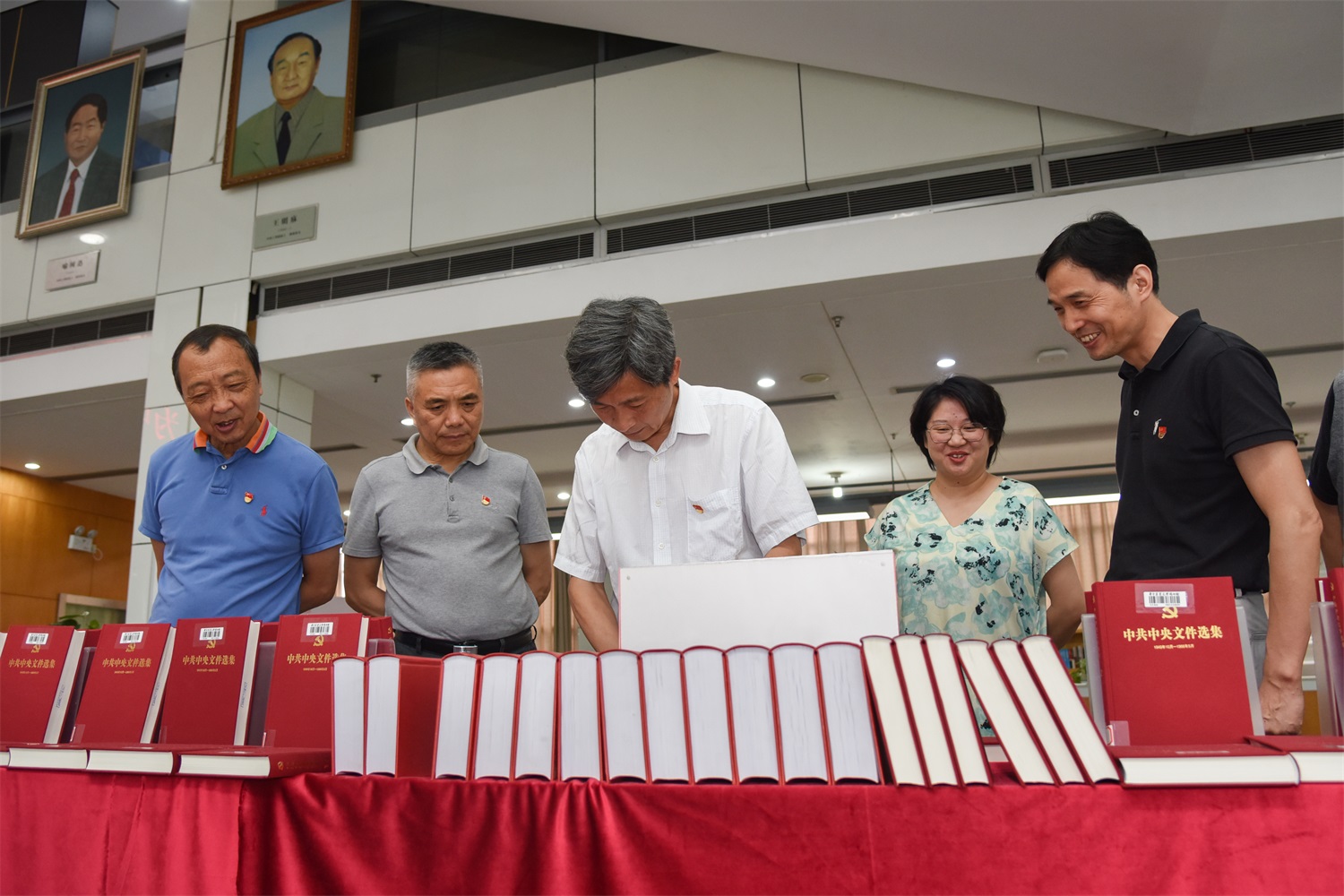 【党史学习教育】高翅到图书馆指导党史系列展览