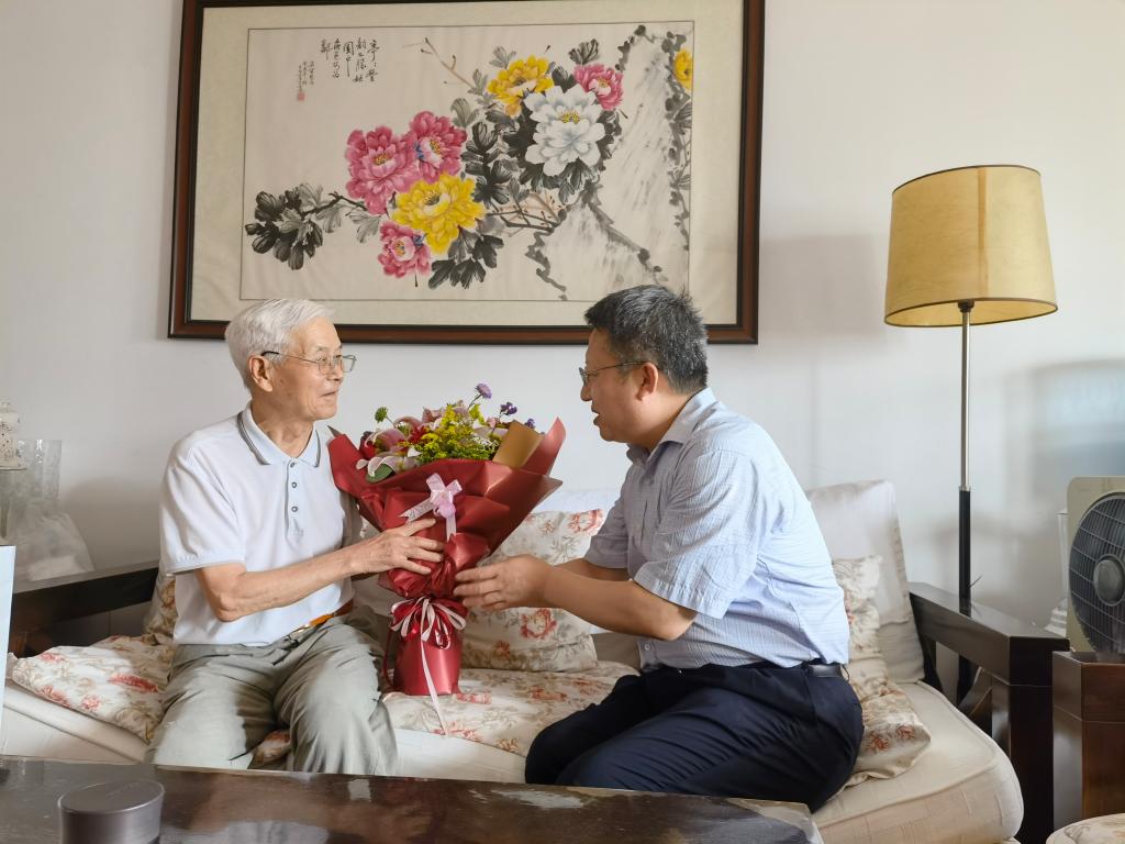 喜迎建党100周年，校领导走访慰问送温暖