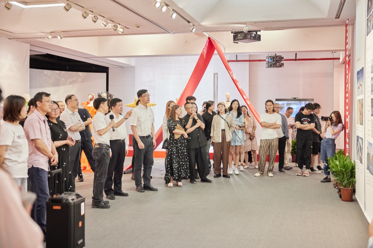 “经纬征程衣尚东华——庆祝建党100周年暨建校70周年时尚设计主题展”开展