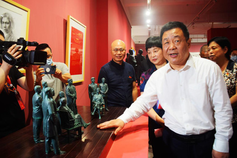 新闻与文化传播学院教师李晓携作品参加“永恒记忆不朽丰碑”——建党百年湖北党史重大题材美术作品文献展