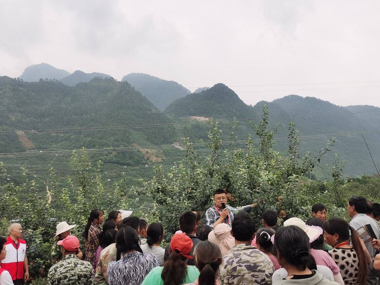 园艺师生赴汉源县开展果树栽培技术指导