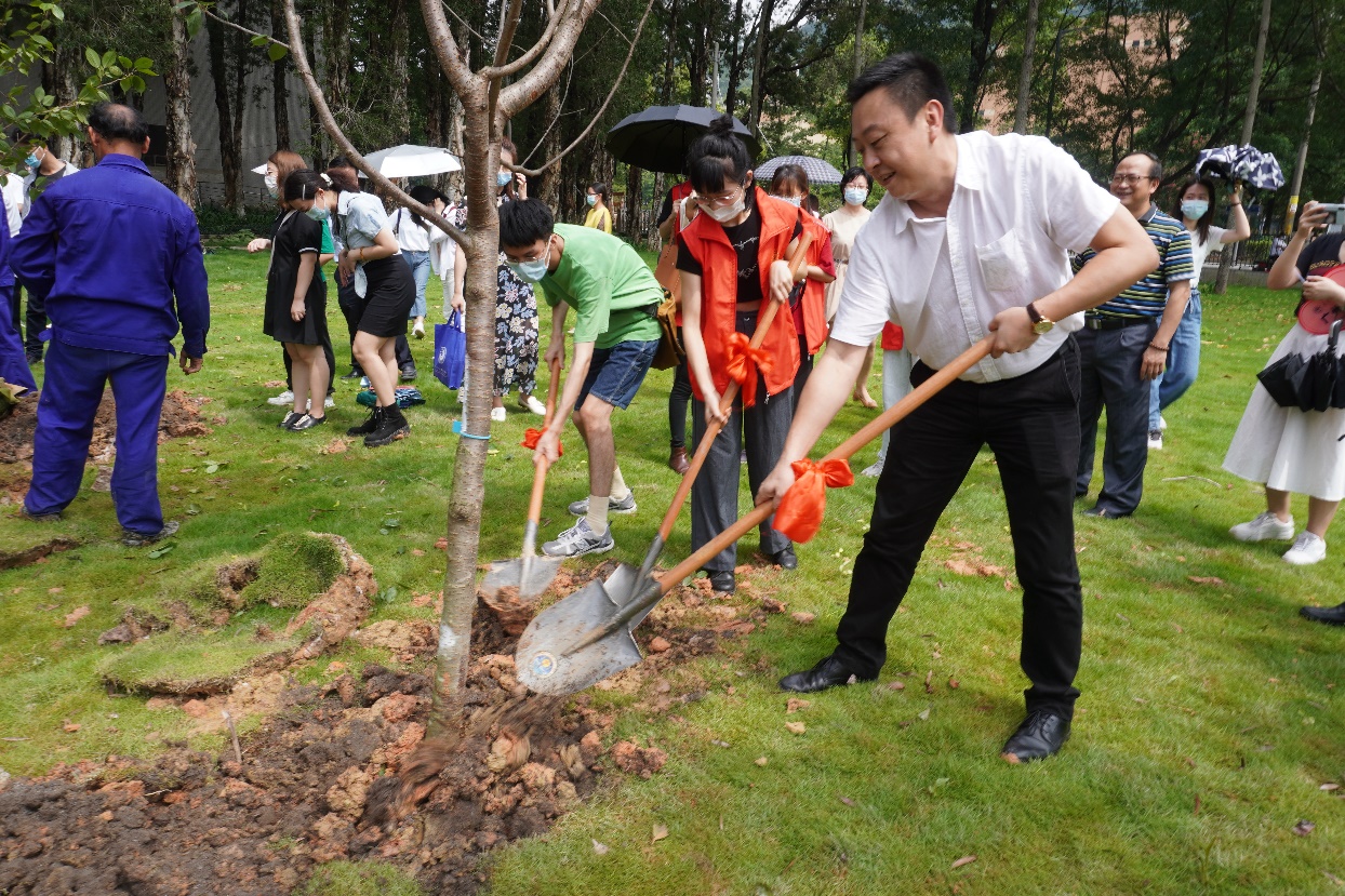 毕业生为我校捐植百棵留念树