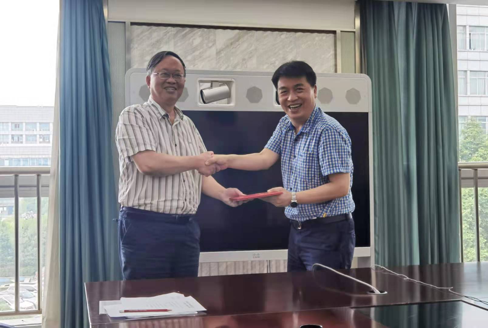 学校教育发展基金会理事会换届选举会暨第二届第一次理事会顺利召开