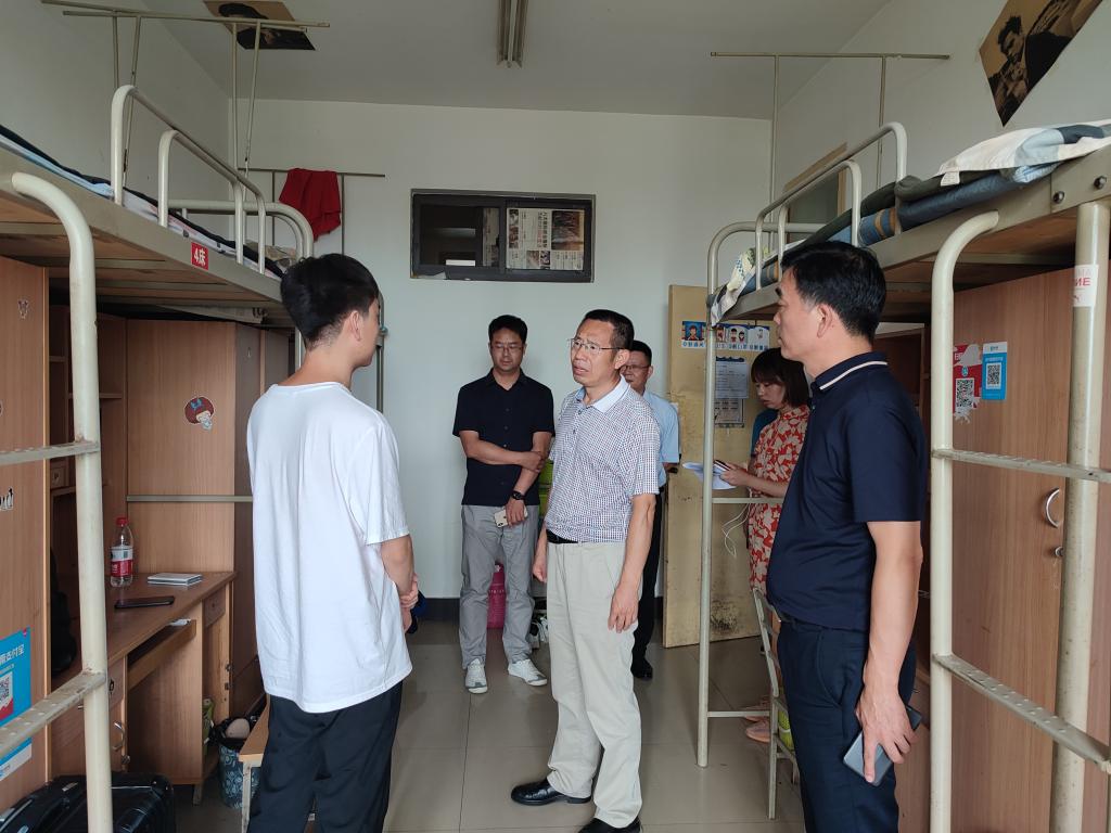 校党委副书记李国武看望即将离校毕业生