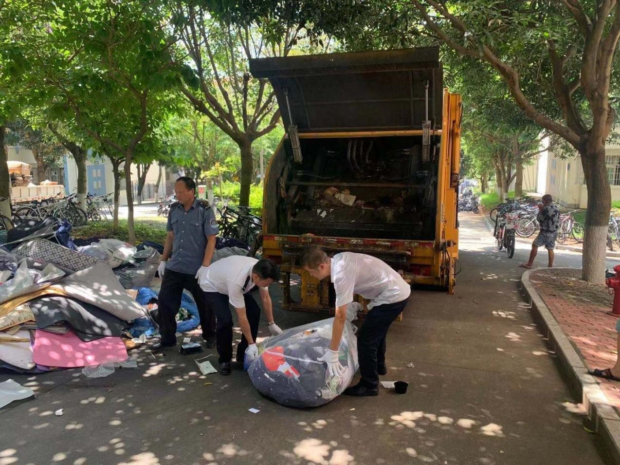 【我为师生办实事】后勤集团全力清运毕业生宿舍垃圾营造整洁健康宿舍环境