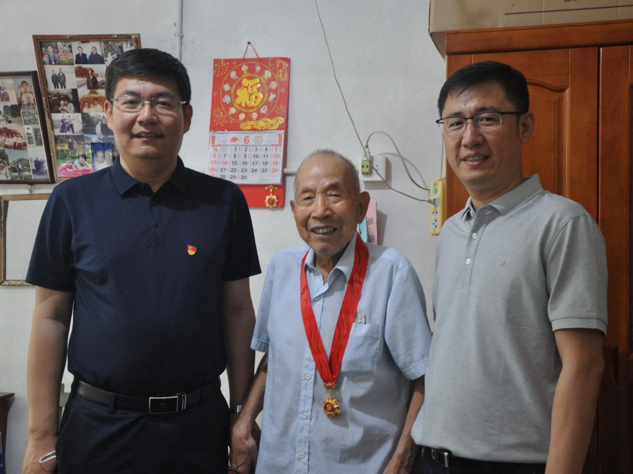 校领导走访慰问后勤保障部老党员