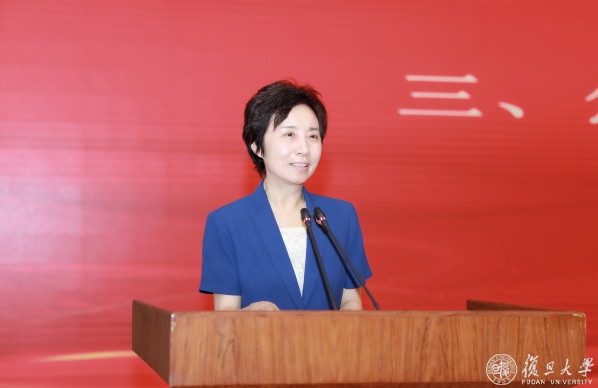 事迹可学可做，精神可追可及！复旦大学劳模事迹报告会暨妇女先进表彰大会举行