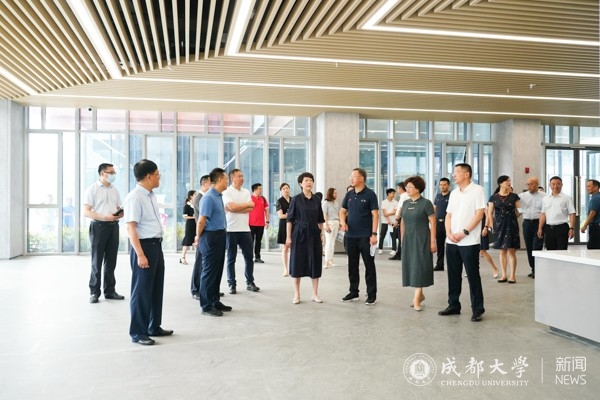 ​副市长刘筱柳到校调研学校建设发展及大运村建设运行工作