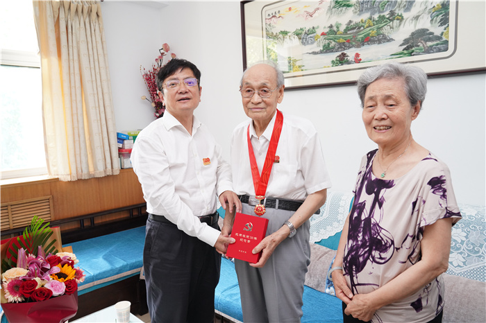 校领导走访慰问老党员生活困难党员和基层党务工作者