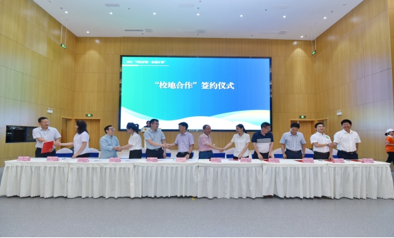 商旅学院参加宜宾市校地合作签约揭牌仪式
