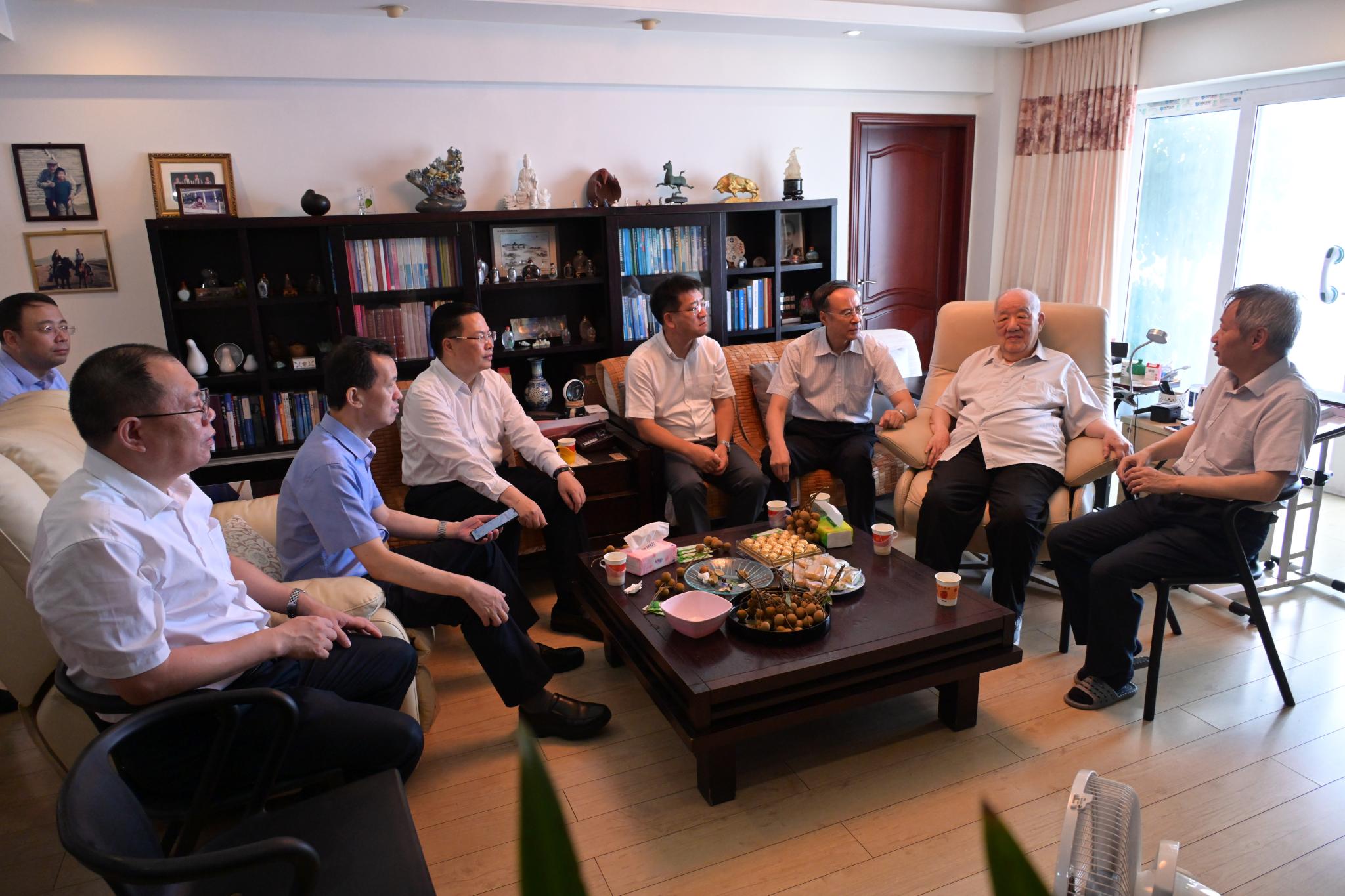 中国侨联党组书记、主席万立骏看望慰问田昭武院士