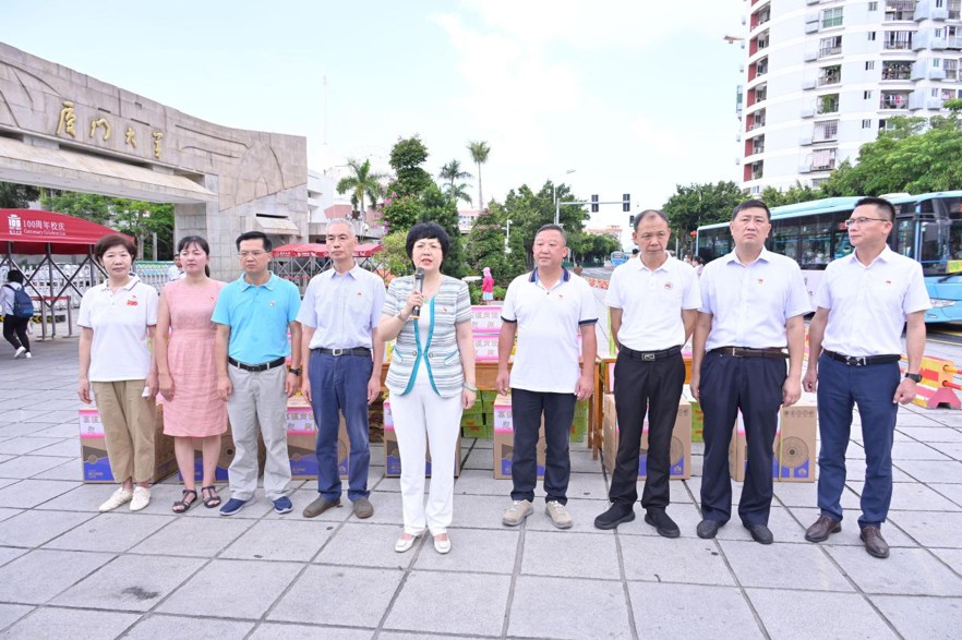 校领导慰问坚守高温岗位后勤一线员工