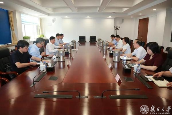 上海市委常委、组织部部长胡文容一行来复旦大学调研
