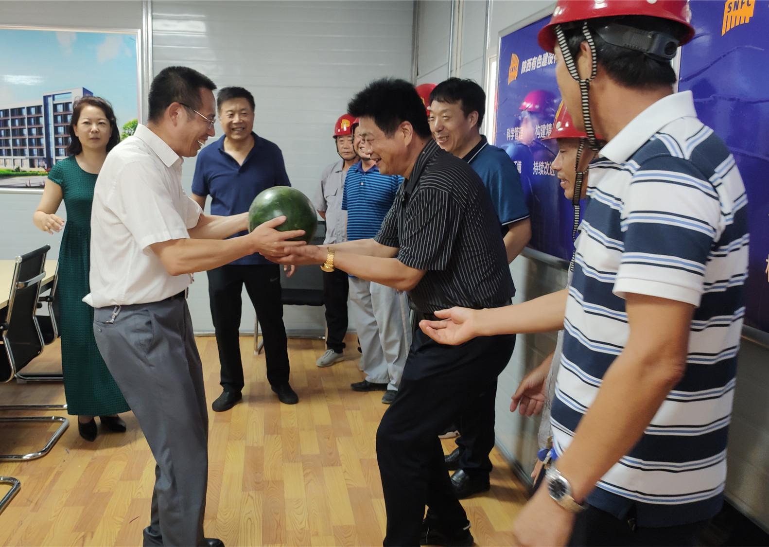 学校开展“送清凉”慰问活动