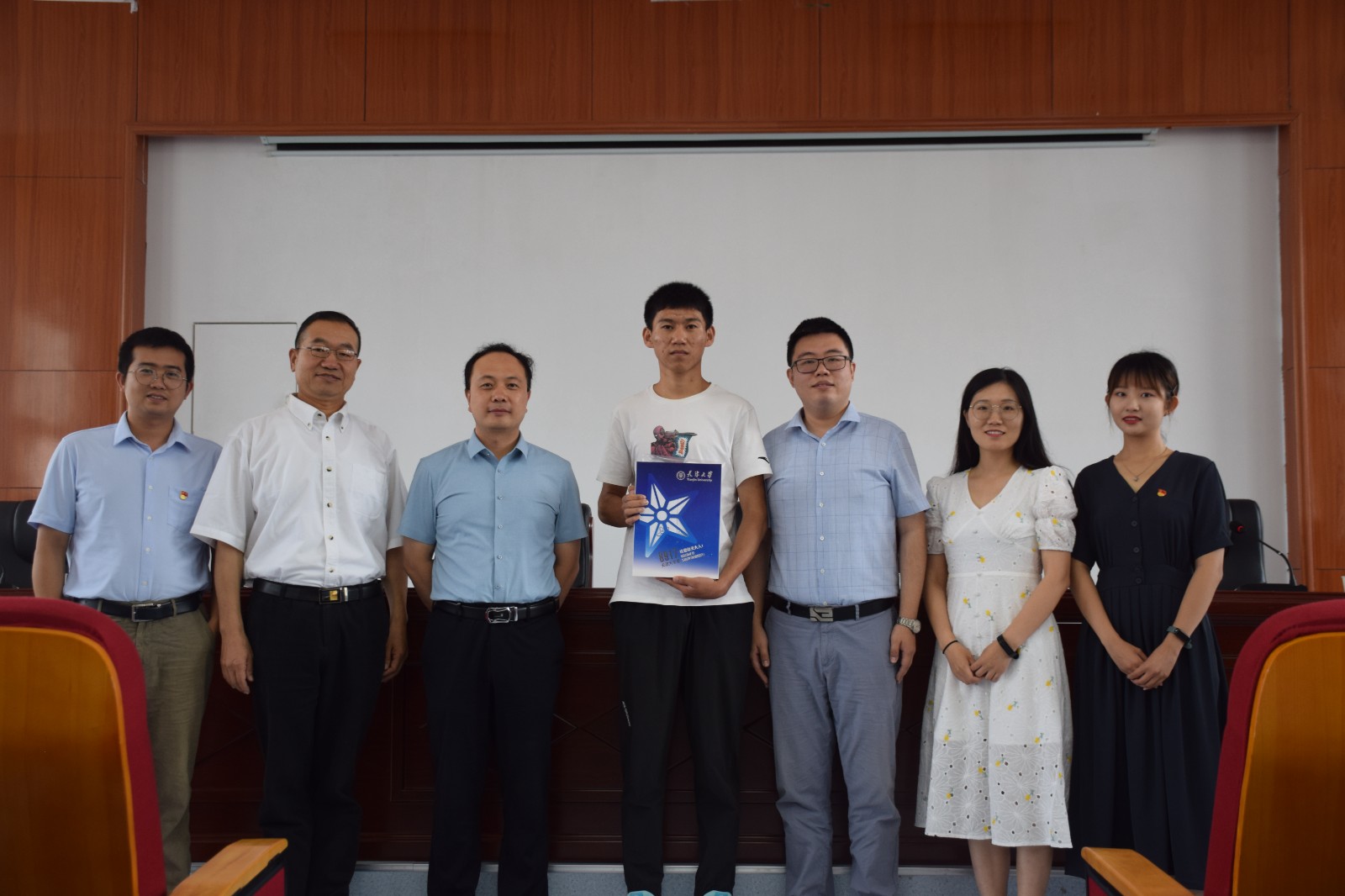2021年天津大学在宕昌的第一封高考录取通知书，天大老师为他送上门！