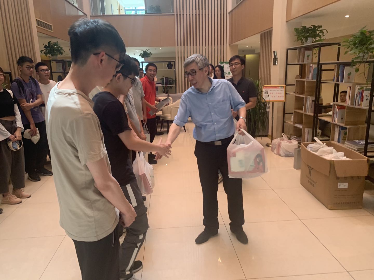 校领导赴杭州慰问正在进行工程地质实习和测量实习的师生