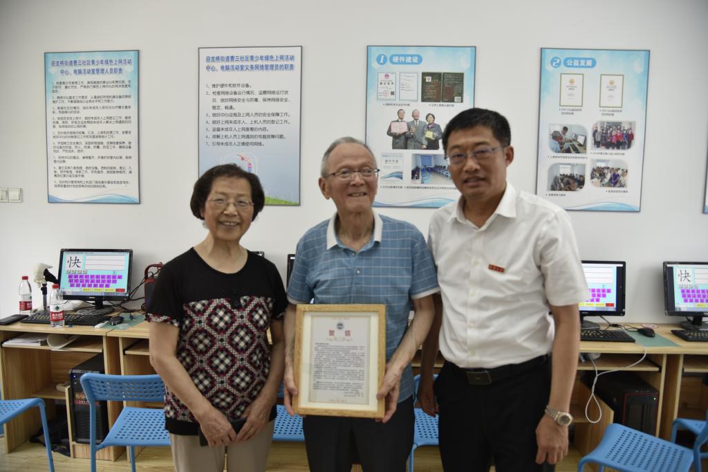 校长陈卫走访慰问2021年中国老科学技术工作者协会“突出贡献奖”获得者姚鸿滨老师并致贺信