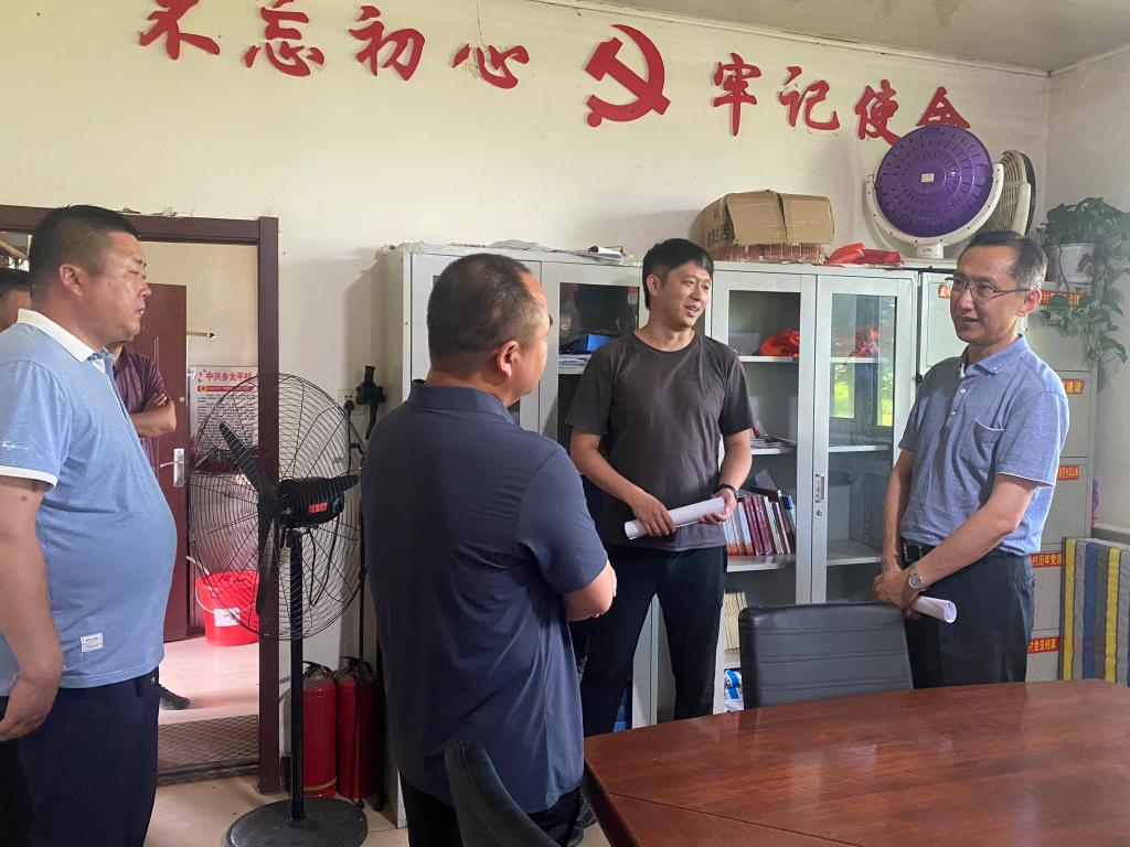 校党委书记李长生赴甘南县太平村、东发村慰问我校驻村第一书记、驻村工作队