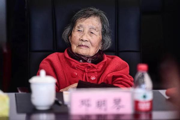 【红色基因赓续百年】中国“草莓之母”邓明琴：难舍那一份草莓情