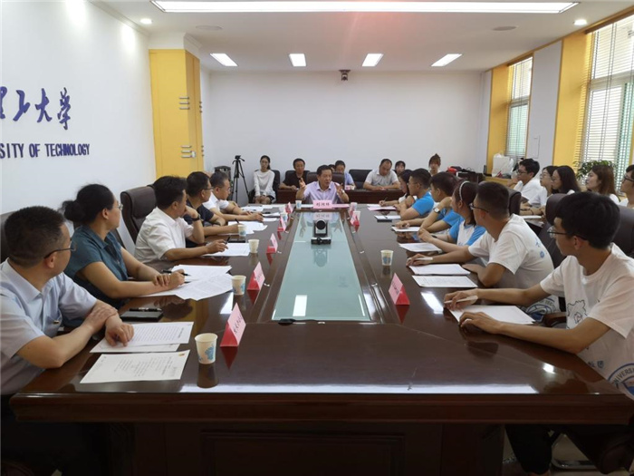 我校举行欢送研究生支教团座谈会