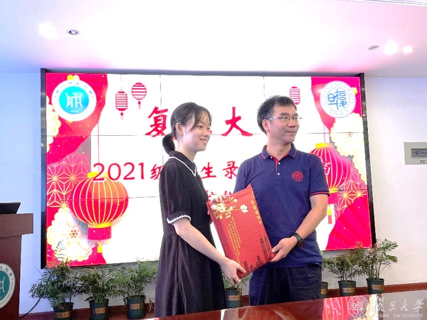 跨越千里，与君相会！他们从复旦大学老师手中接过录取通知书