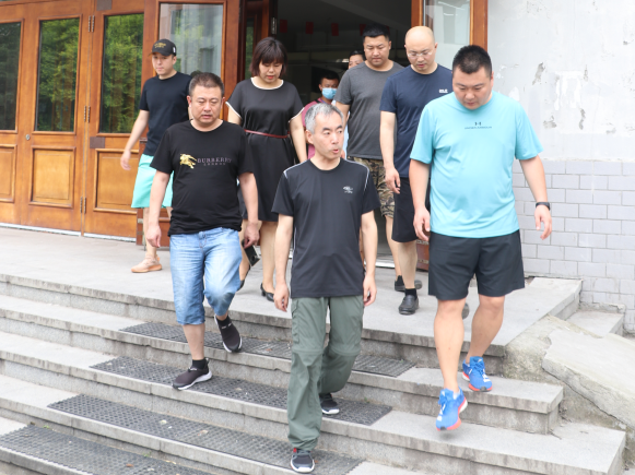 副校长孙占峰深入施工现场检查指导学校暑期维修改造项目施工工作