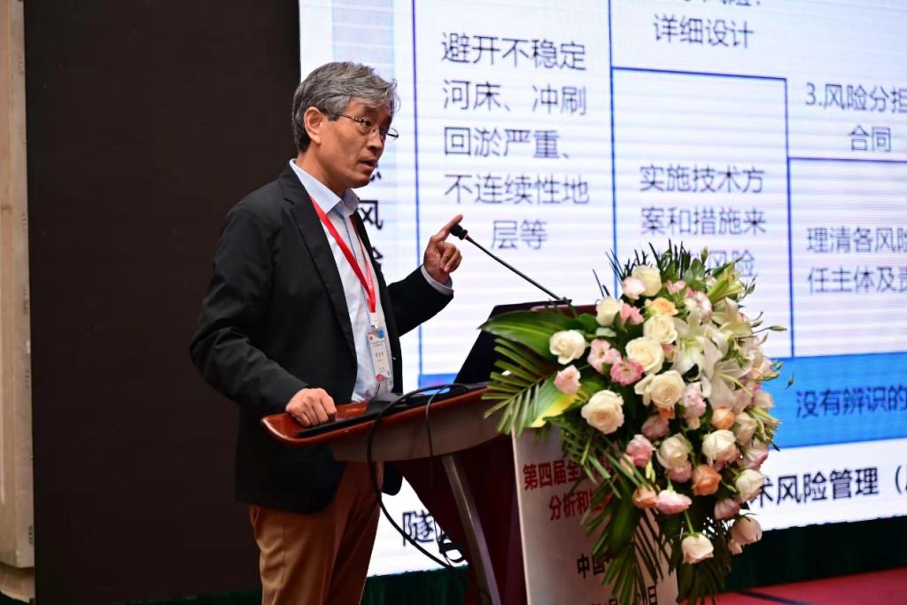 卓越研究生导学团队⑦|他是学生择师的“香饽饽”——黄宏伟团队导学纪实