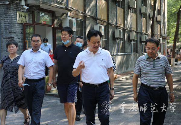 校党委书记曾礼检查学校暑期防控工作并慰问在岗工作人员