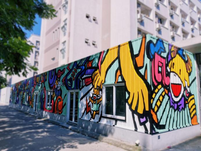 川农气息“跃墙而上”艺传学子为校园换新装