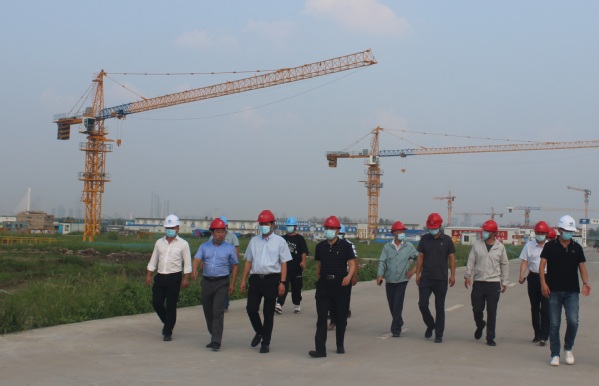 校党委书记陈利根调研教师公寓选址和新校区建设进展