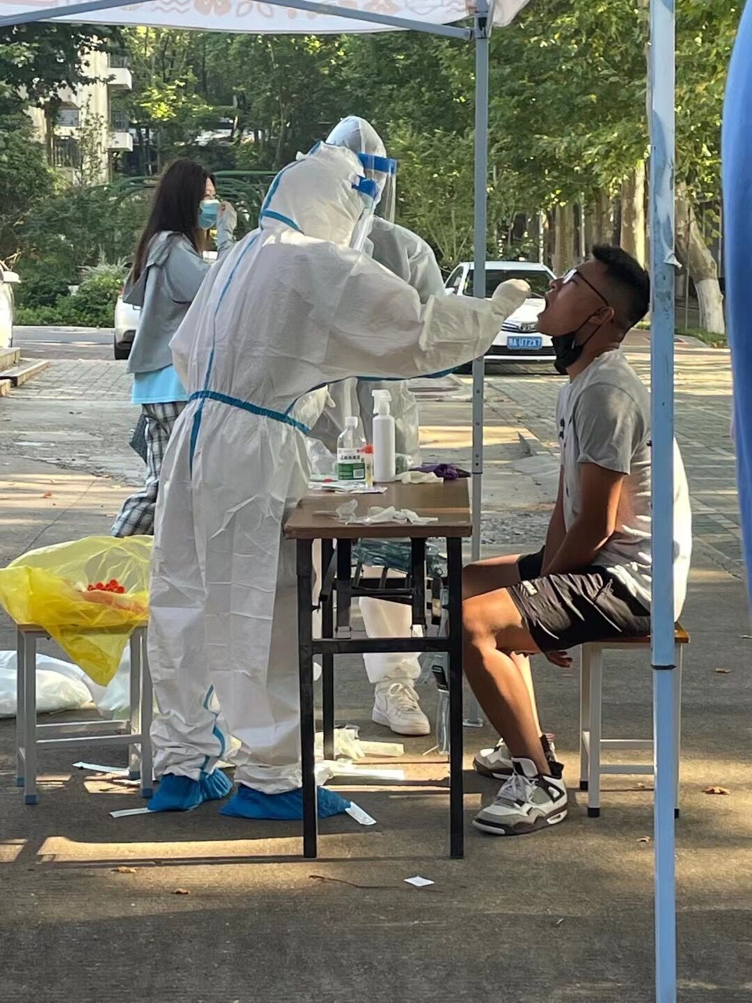 我校快速完成全员核酸检测采样