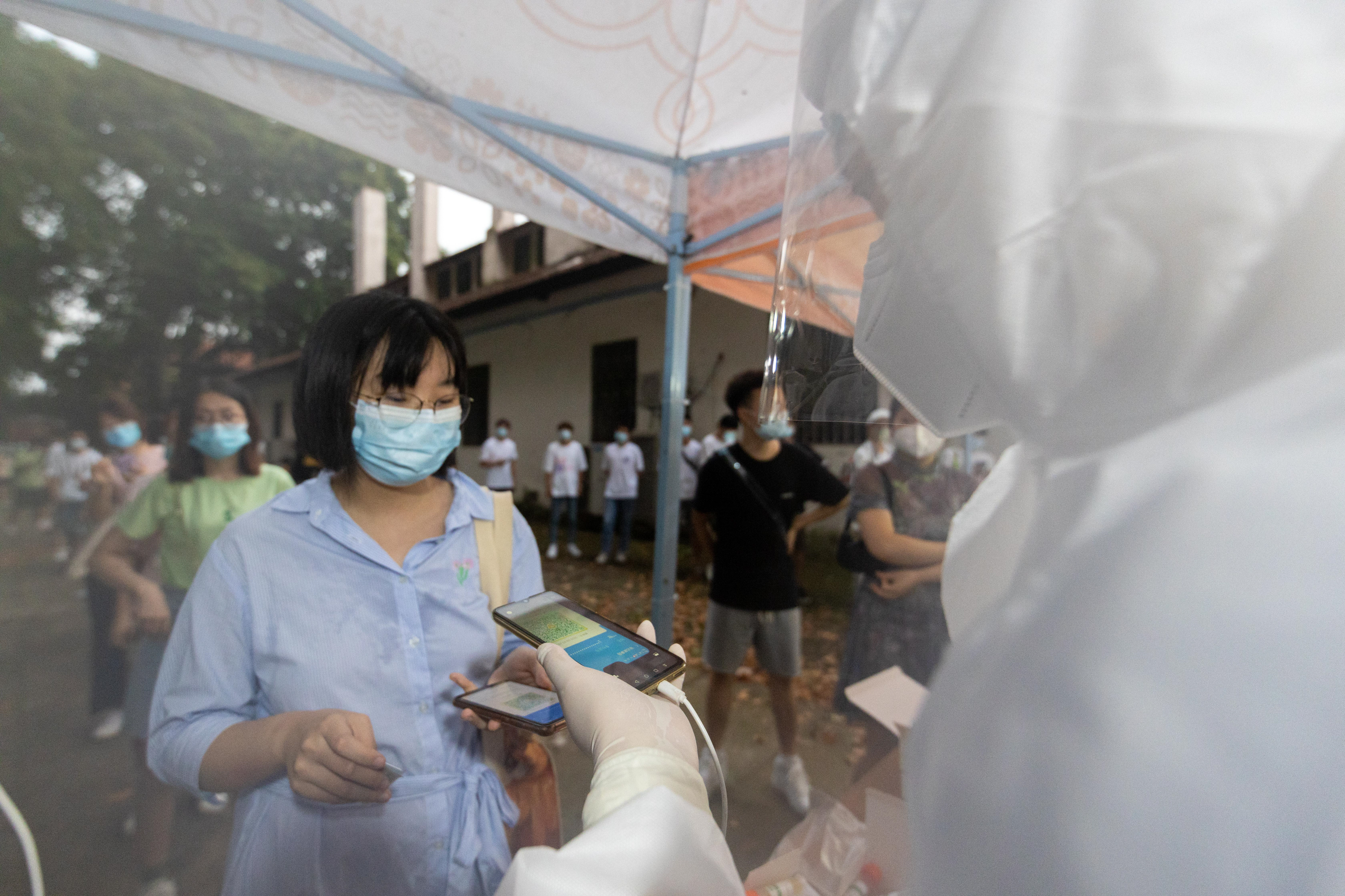 我校快速完成全员核酸检测采样