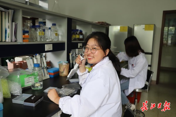 【长江日报】农科学子就不同，暑假轮流“陪”玉米