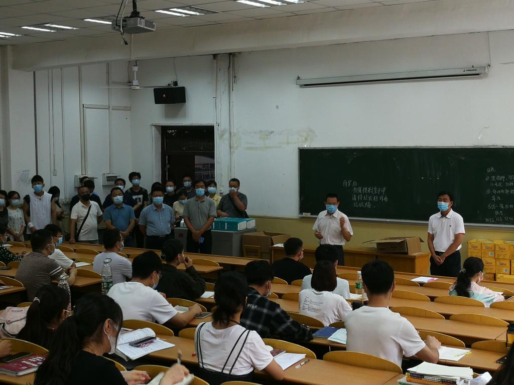 校党委副书记李国武一行看望慰问暑假留校学生并检查留校学生防疫工作