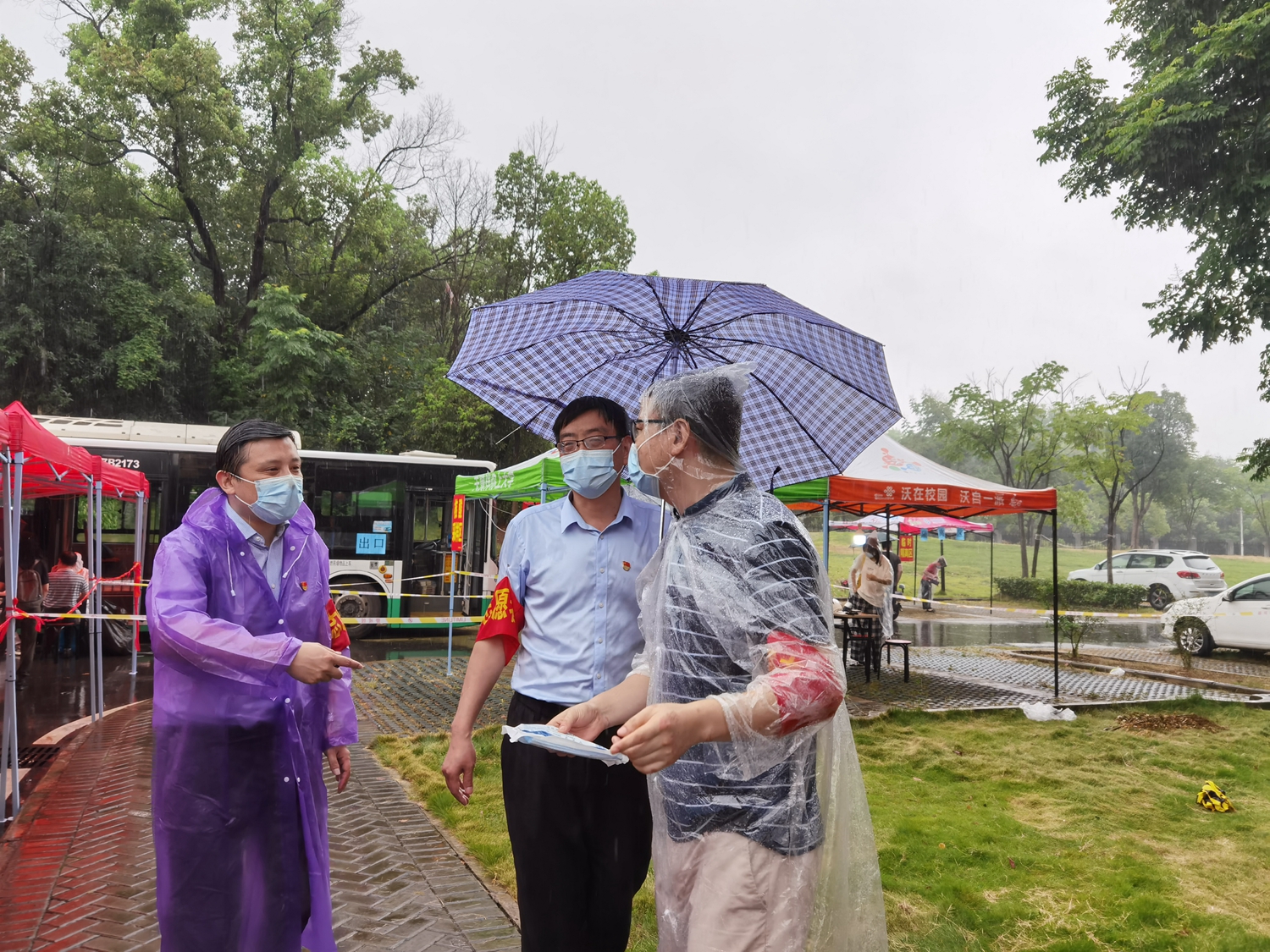 奋战12小时：学校开展第二轮全员核酸检测