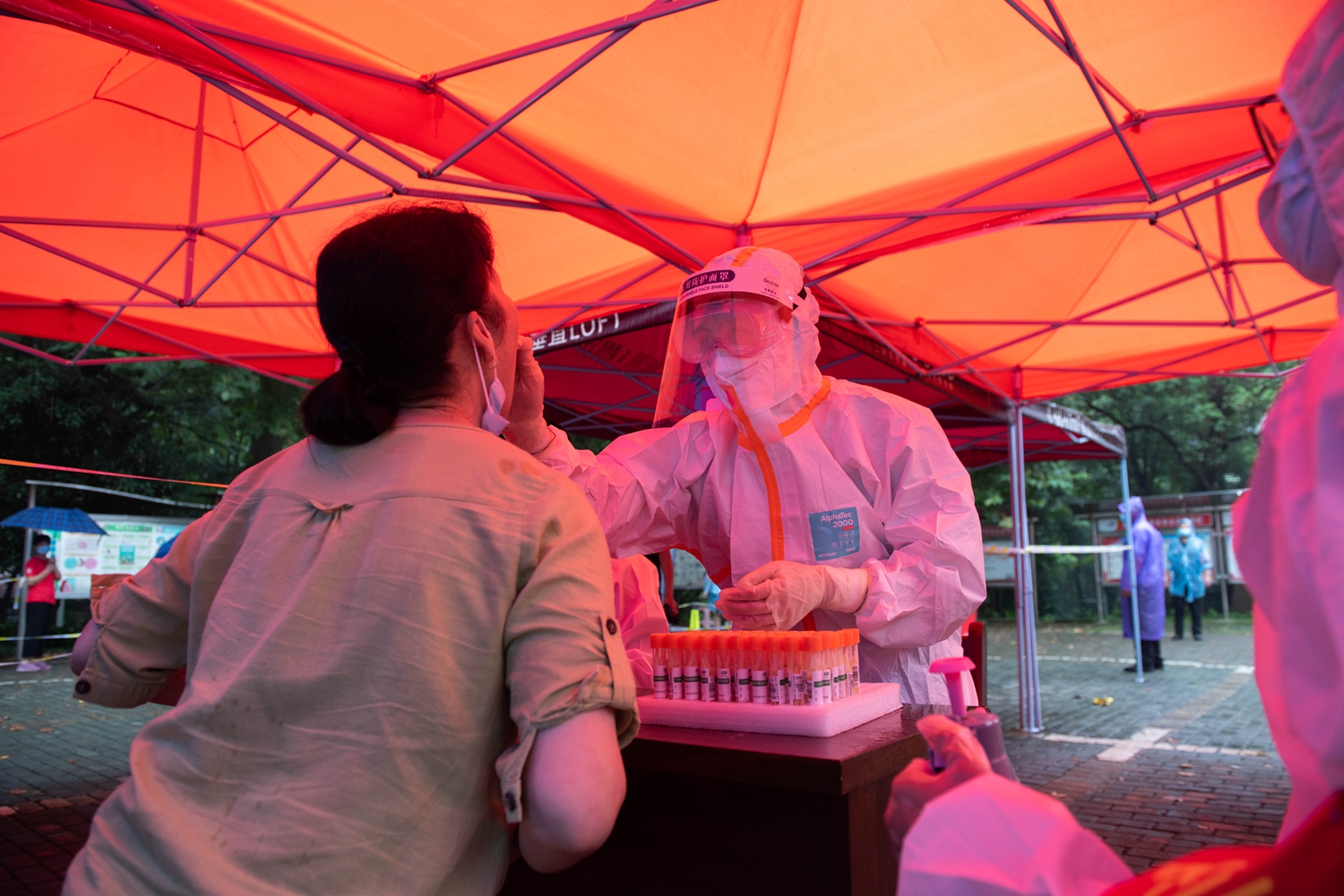 奋战12小时：学校开展第二轮全员核酸检测
