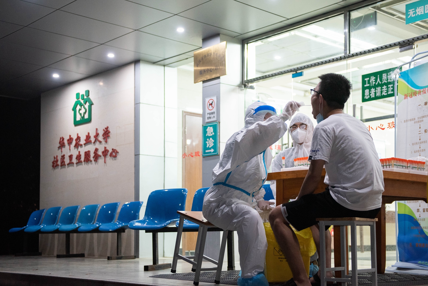 奋战12小时：学校开展第二轮全员核酸检测