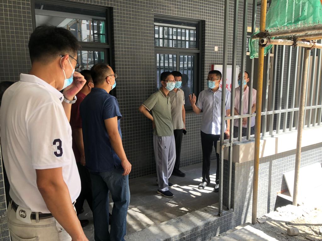 校长吴剑平检查厦门校区学生宿舍紫荆苑1号楼B栋启用准备工作