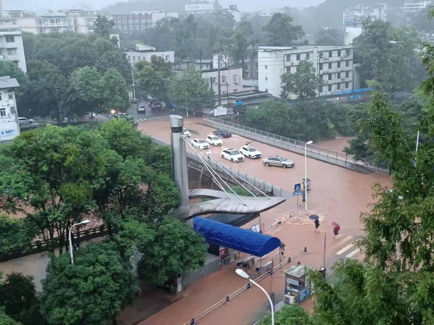 副校长朱占元率队察看雅安校区“818”暴雨灾情