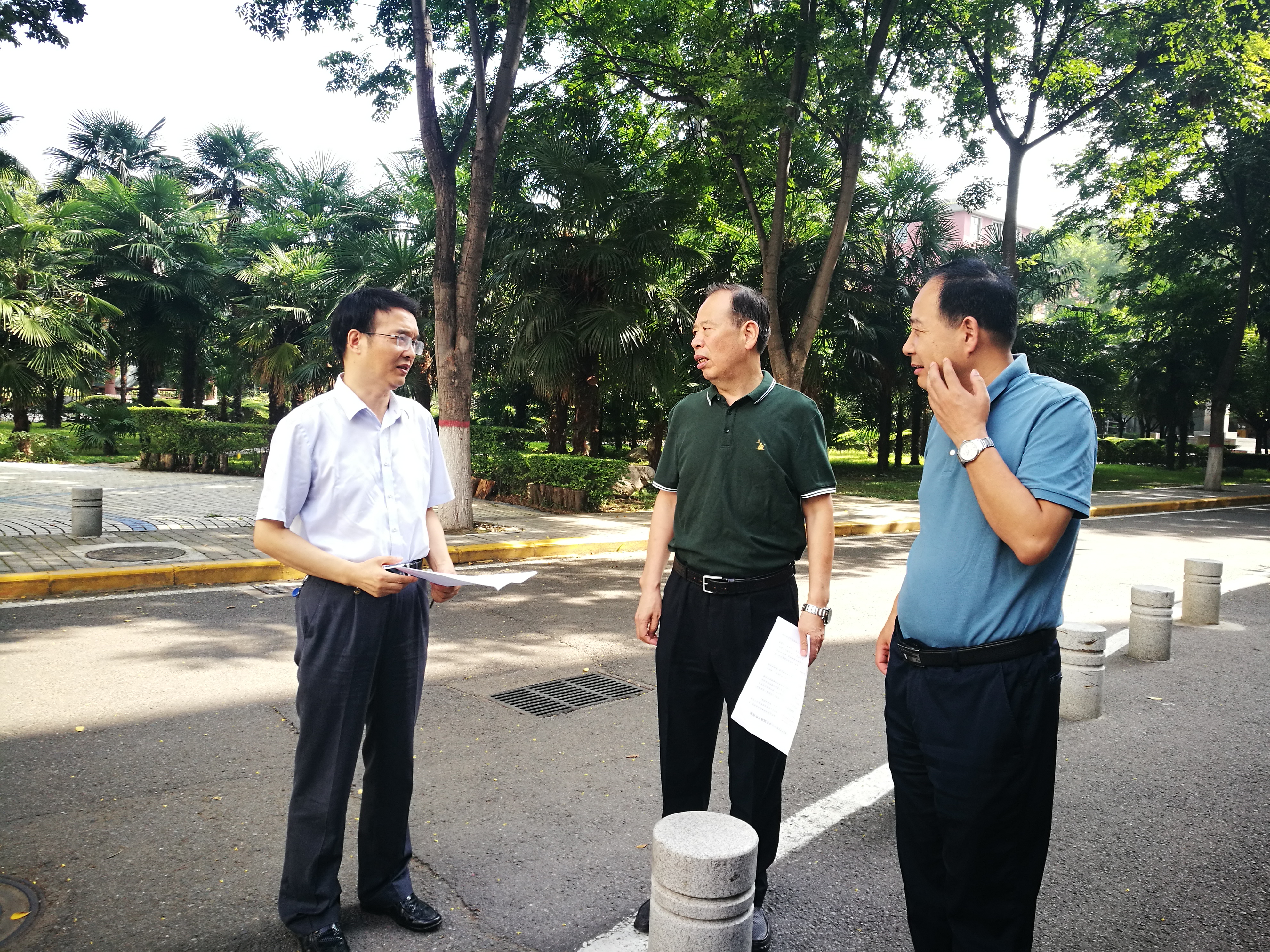 学校检查校内疫情防控相关工作