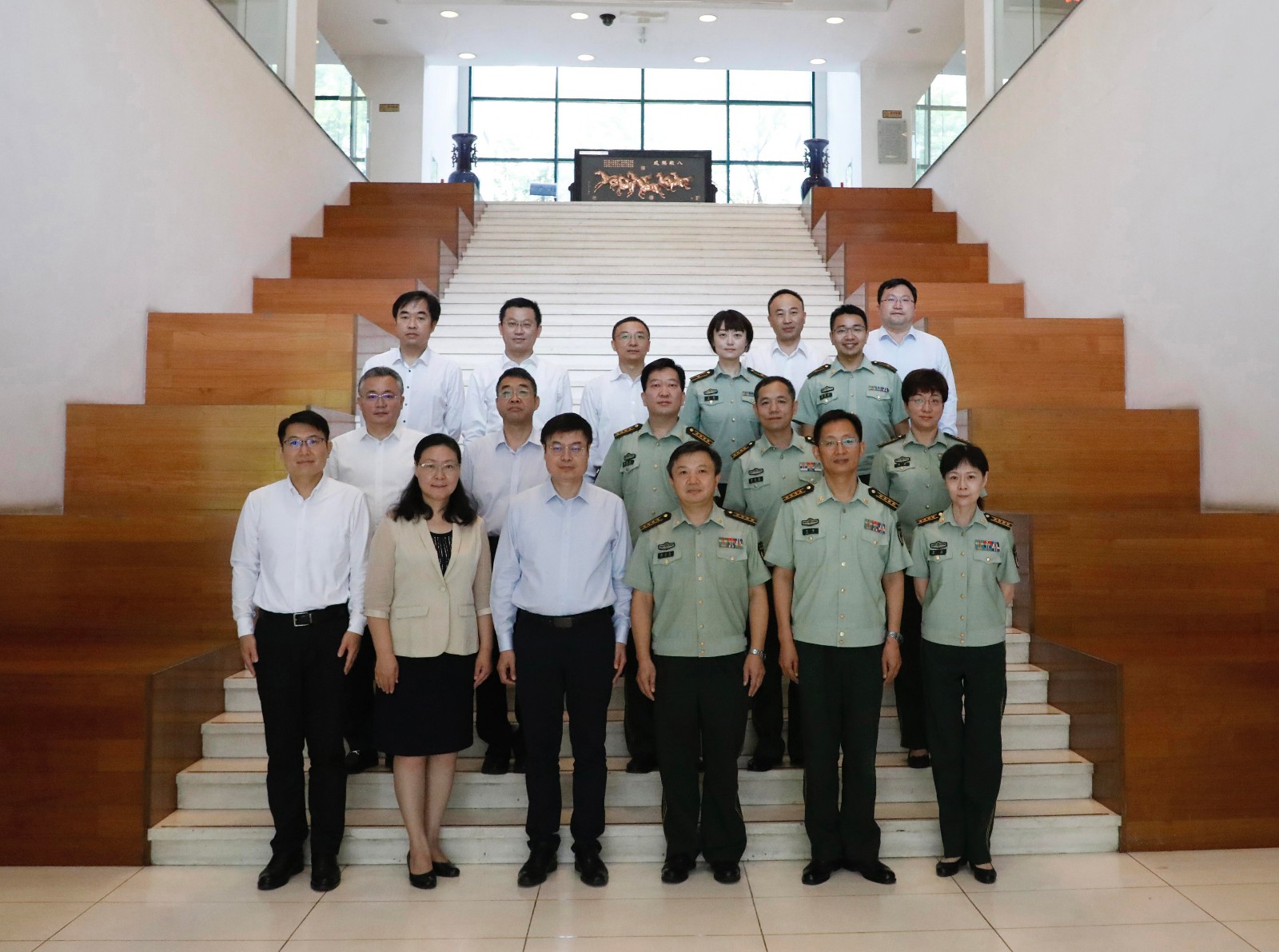 武警部队特色医学中心一行来校交流合作