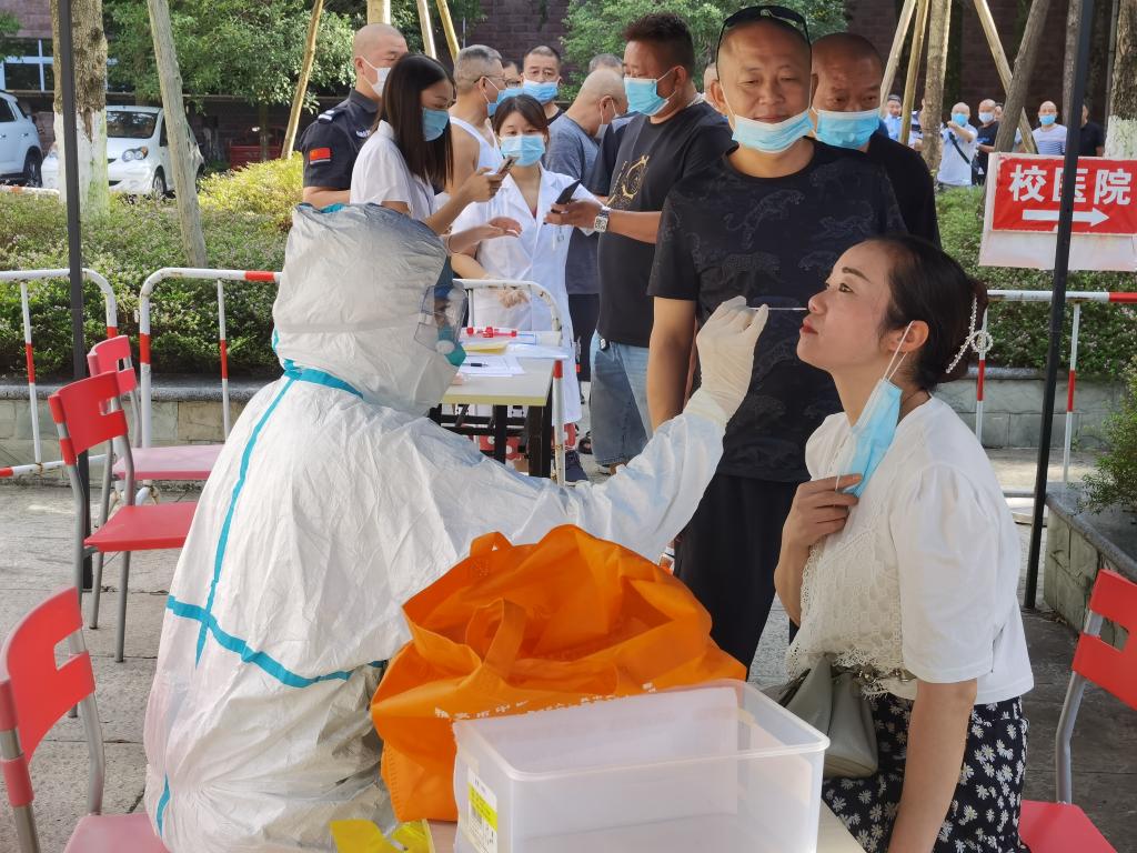 学校组织重点岗位人员开展返岗核酸检测